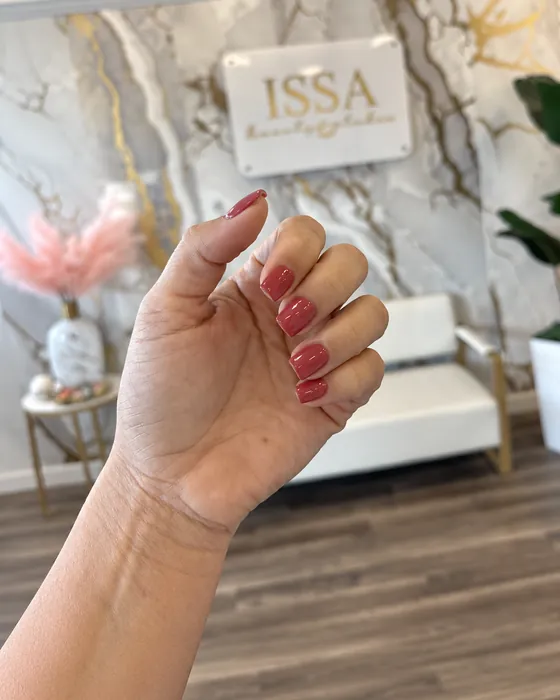 Manicure in front of the ISSA marble wall